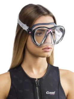 Cressi Big Eyes Evolution Mask -Mares Diving Shop Cressi Big Eyes Evolution Mask Clear Black Pink on Face Female Side a10aa9fe f845 4ea3 9197 d8f6efed58ba
