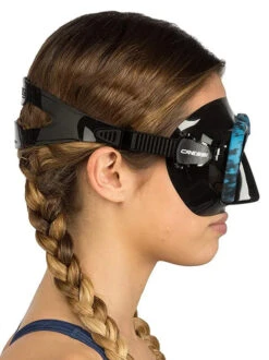 Cressi Metis Mask 21 Cressi Metis Mask -Mares Diving Shop Cressi Metis Mask Black Camo On Face Female Side