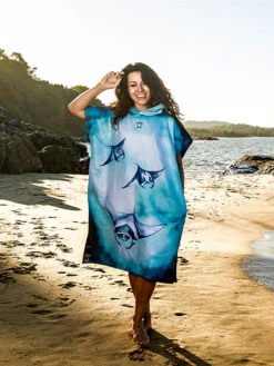 Ocean Armour Manta Poncho -Mares Diving Shop Ocean Armour Manta Poncho Lifestyle Beach Female Front
