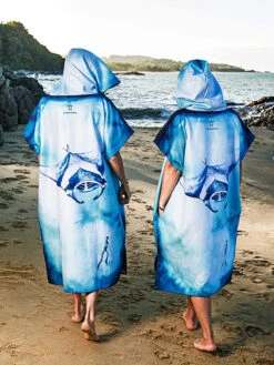 Ocean Armour Manta Poncho -Mares Diving Shop Ocean Armour Manta Poncho Lifestyle Beach Pair Back