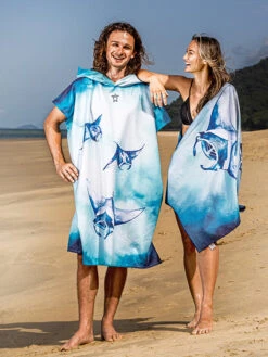 Ocean Armour Manta Poncho -Mares Diving Shop Ocean Armour Manta Poncho Lifestyle Beach Pair Front